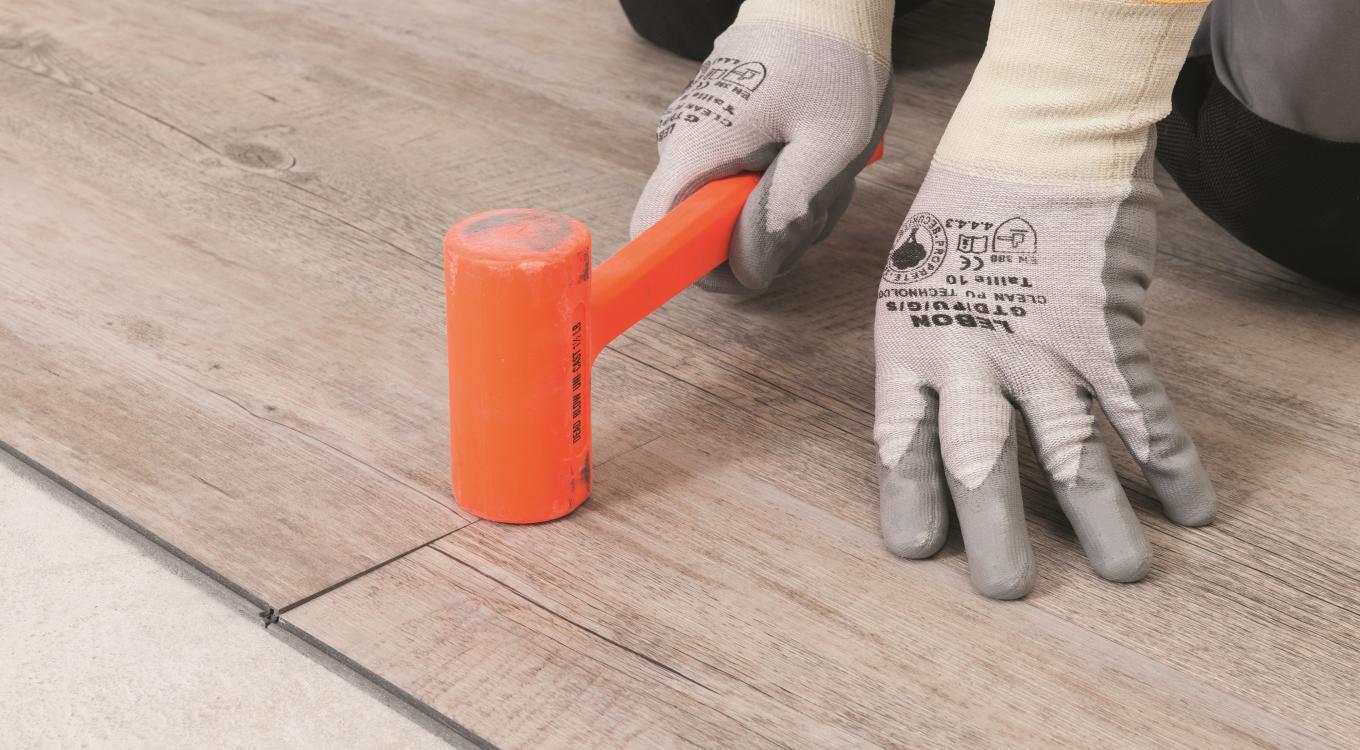 gerflor-installation_creation_clic_with_mallet